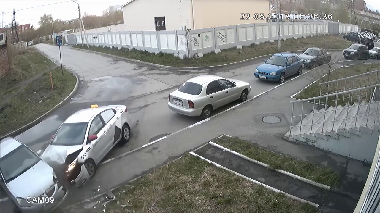 В Омске таксист сильно ударил припаркованный у подъезда Mitsubishi