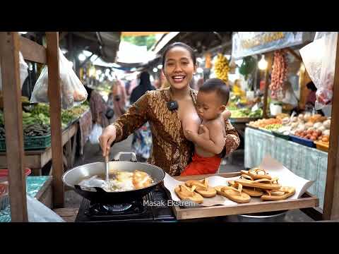 Viral Pedagang Wanita Menyusui Bayinya Sambil Berjualan Sandal Krispi