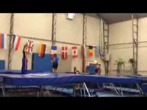 jouke (7) oefent de salto bij triffis alkmaar