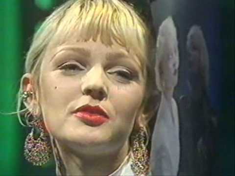 The Primitives - Thru The Flowers (plus interview)