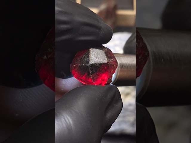 حجر جارنت خام طبيعي تحفة للاقتناء او الاهداء