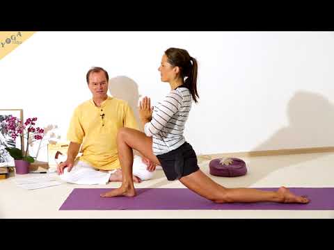 Tiefer Halbmond mit Anjali Mudra vor der Brust - Yoga Asana Lexikon