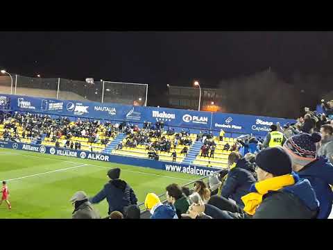 Fanáticos y fanáticos de CF Fuenlabrada 1-1 Celebración del gol de Hugo Fraile contra Alcorcón 2019