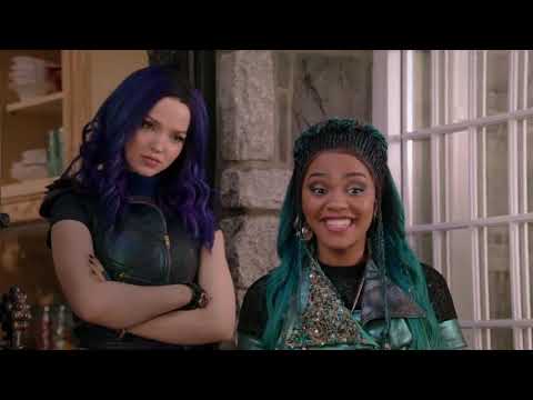 Descendants 3 - Uma Tells Evie To Break The Spell With A Kiss | Clip #43