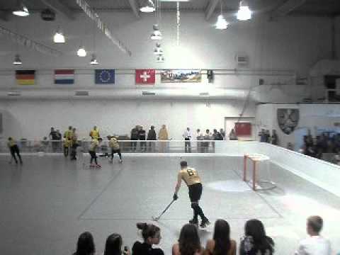 Rhc Friedlingen wärmt sich fürs Finale gegen den Rsv Weil auf.