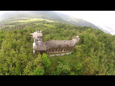 ジャングルの奥深くに忽然と現れた巨大なチキン型ドーム「グレジャアヤム」（インドネシア） | カラパイア