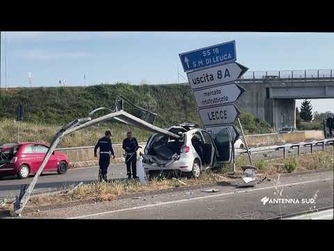 17 Maggio 2022   Lecce   incidente in tangenziale, auto si incastra in guardrail