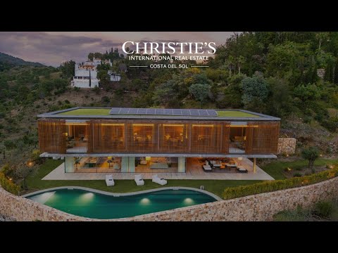 Spectacular design villa that blends with nature, offering expansive sea views in Benahavís