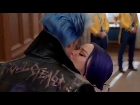 Descendants 3 - Mal kiss her dad