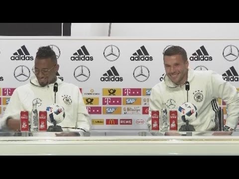 "Scratching the balls": Poldi defends Löw and receives resounding applause at the press conference