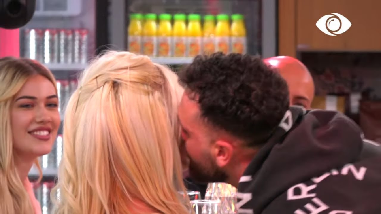 Mbrëmja e Vajzave/ Shpati puth në faqe Deamishelin