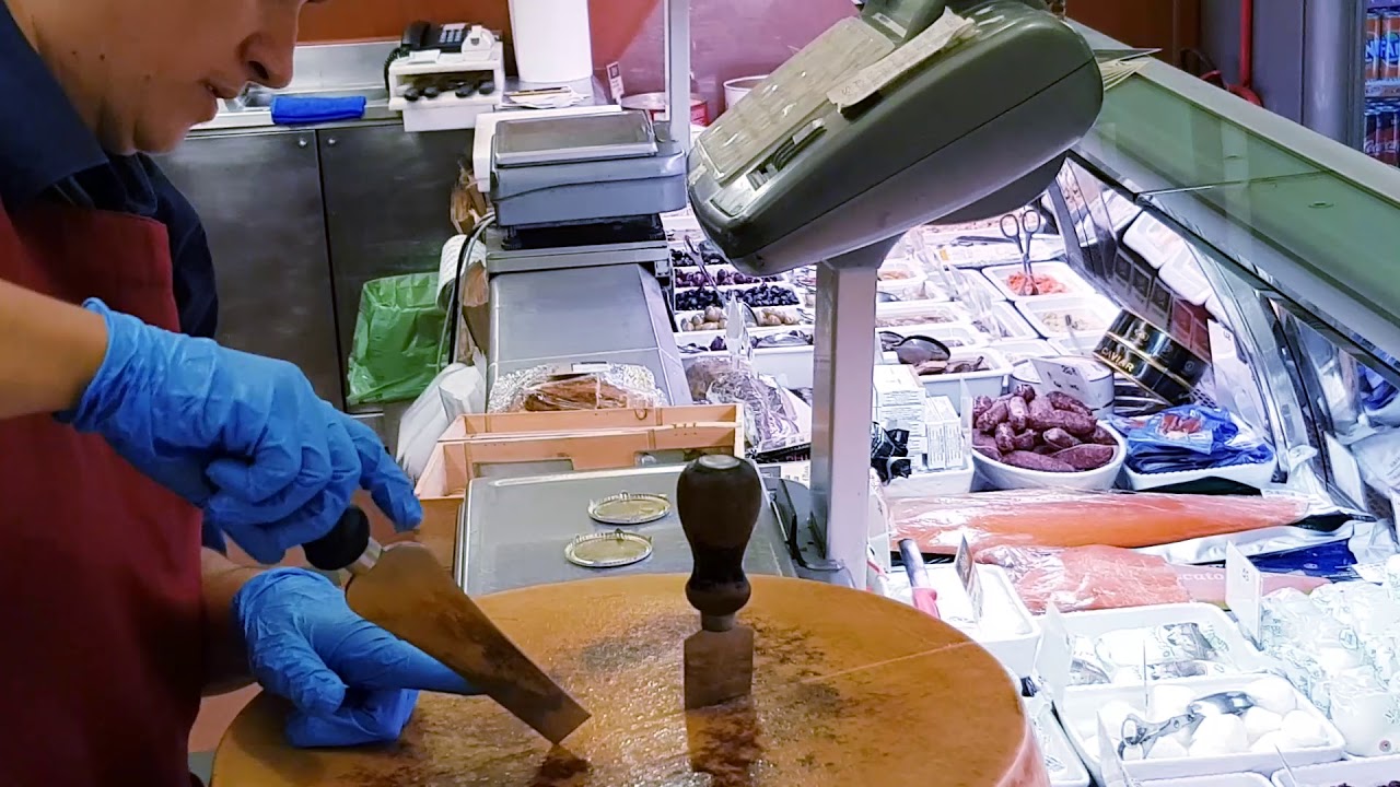 APRIRE UNA FORMA DI PARMIGIANO REGGIANO DA PEGNA A FIRENZE