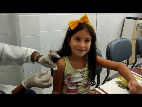 Maria Clara e JP tomando vacina
