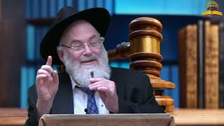 השכל עקום כדי לדון לכף זכות - הרב מנחם שטיין (קו ההלכה הספרדי) - התמונה מוצגת ישירות מתוך אתר האינטרנט יוטיוב. זכויות היוצרים בתמונה שייכות ליוצרה. קישור קרדיט למקור התוכן נמצא בתוך דף הסרטון