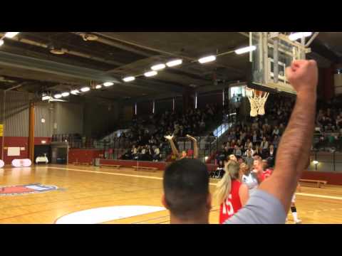 AND ONE! Louise Skyttevall i USM-finalen mellan Uppsala Basket och Fryshuset.