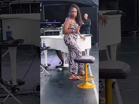 Jennifer Hudson…that background vocalist 👏🏾👏🏾 #jenniferhudson #jhud #dreamgirls