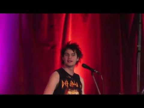 5SOS 5countries5days Berlin, Michael 'good pronunciation'