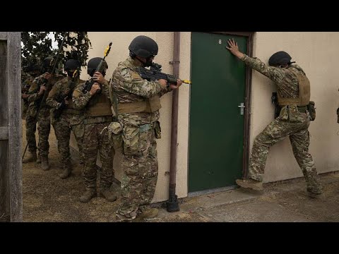 England: Ukrainische Zivilisten lernen Häuserkampf und Erste Hilfe