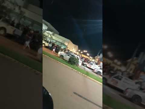 Clientes causam aglomeração em frente de bar em Sapezal