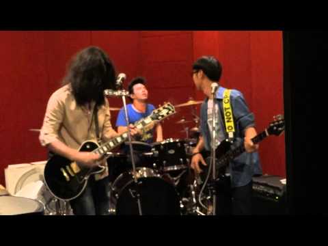 280712 เอิร์ธ AF9  WAii Playgirl ไม่รักเธอ @ SwanWalkWay