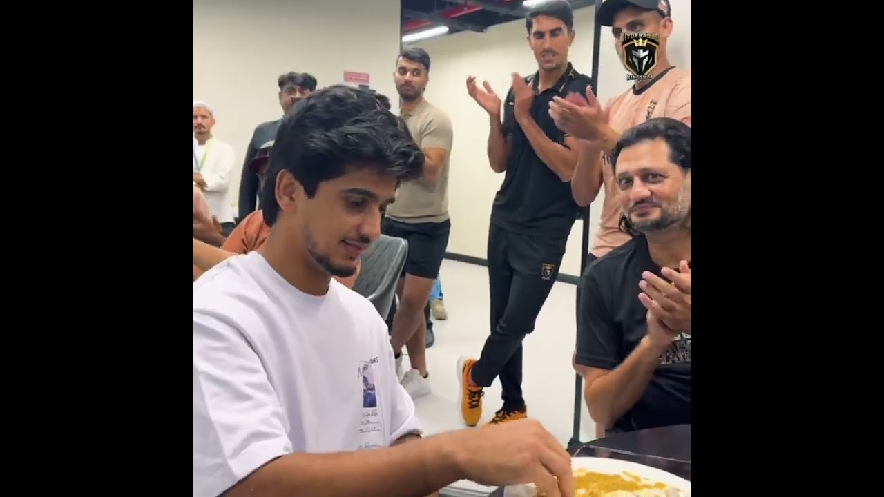 A jubilant Kingsmen dressing room celebrates the top performers of the night! 🙌 #HKvIU