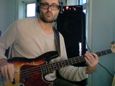 L178 bass technique - funky thumb plucking