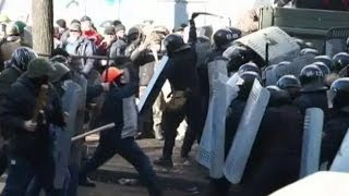 Kiev demonstrators face "a wall of riot police" in Ukraine protests - BBC News