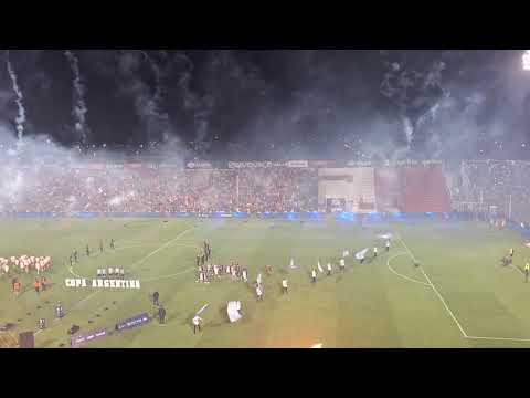 "Así fue el recibimiento de la Lepra ante Argentinos Juniors, por la final de la Copa Argentina" Barra: Los Caudillos del Parque &bull; Club: Independiente Rivadavia