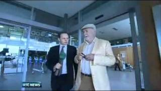 David Murphy confronts Michael Fingleton in Dublin Airport