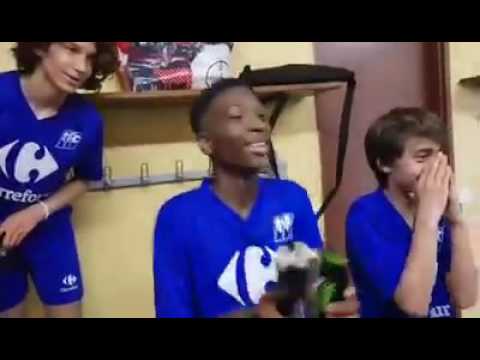 U15 Thiais FC fêtent la victoire et la montée en 2ème division