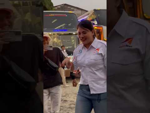 tinggi besar cantik 😍 mbak Lina Ozora driver bus Agra mas 🔥 #shotsviral #poagramas #busmania