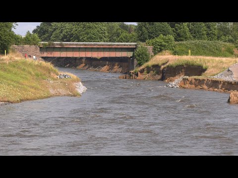 Emscher-Umbau Teil 11 -  23. Juni 2023 - der Deich vor der Mündung droht zu brechen