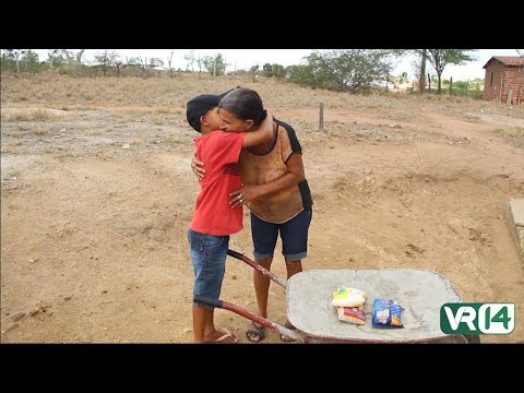 Garoto Dentinho de 12 anos carrega feira e o que ganha compra alimentos para a mãe em Pintadas -VR14