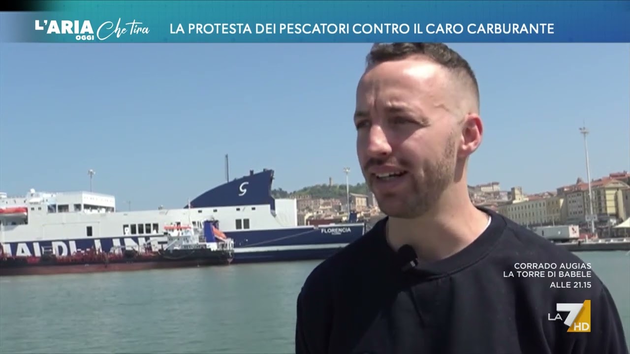 La protesta dei pescatori contro il caro carburante