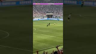 【サッカー】メッシに抱きつく中国サポーターが強すぎるw