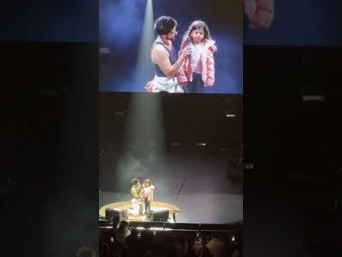 Camilo sube a niña al escenario Dolby Theatre