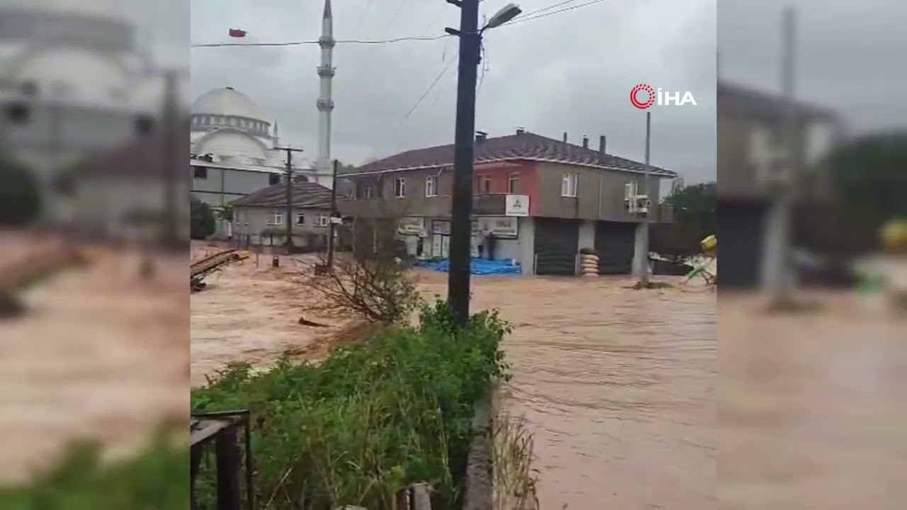 Sokaklar göle döndü, evlerin giriş katlarını su bastı