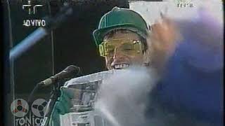 Tom Zé - Performance Capacete Martelo / O Gene