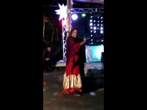 Leandra Gitana na festa da comunidade Zingara