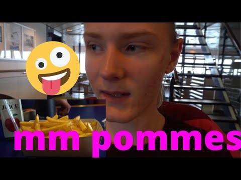 SPISER POMFRITTER PÅ VEJ HJEM