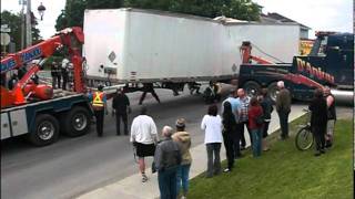 preview picture of video 'Camion sous le viaduc de Mont-Joli 24 juin 2011 (Partie 2)'