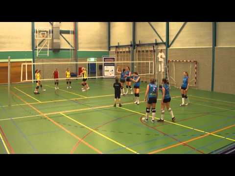 Jaimie serveert tijdens kampioenswedstrijd van Vollingo dames 1 en scoort!