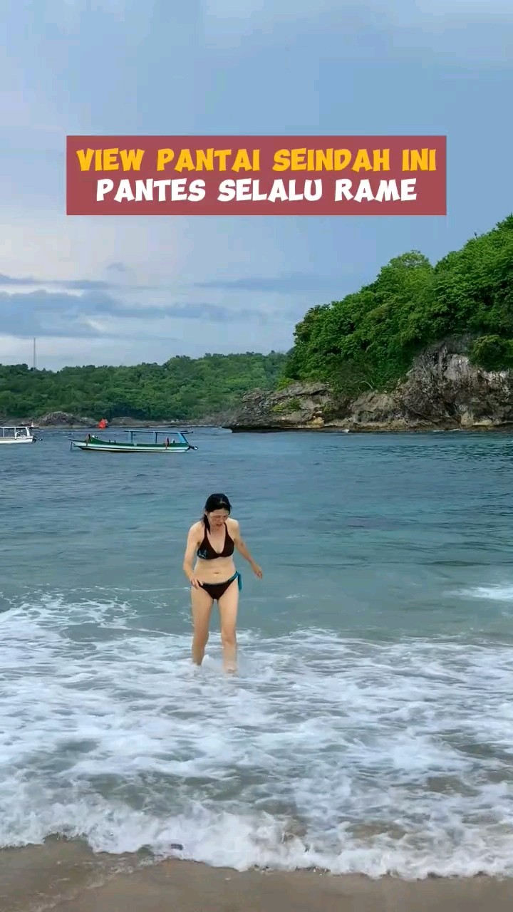 Cuci mata di Pantai Crystal Bay, Nusa Penida! Pas banget buat kamu yang cari keindahan tersembunyi! 🌊✨