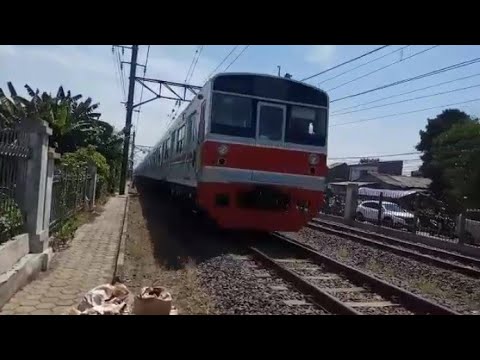4 KRL melintas bergantian Di perlintasan Rawa Indah, Citayam