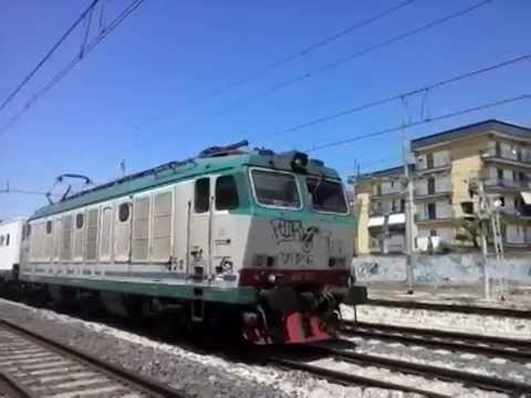 Avviamento e partenza E652.011 con merci straordinario container ONU e incrocio con E444.073