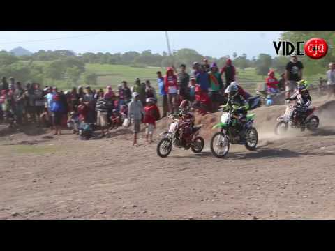 Aksi crosser cilik melawan KLX  di sirkuit PABOYA Massumpung Loloe Lise SIDRAP 2017