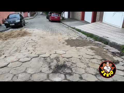 BURACO PARA DESVIAR ÁGUA NA FAVELA DO DUVILIO PODE ACABAR COM OS CARROS DOS MOTORISTAS .