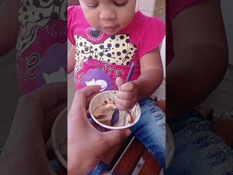ensinando Ela comer sorvete sozinha 😄😱😮 Maria Fernanda criança de 2 anos