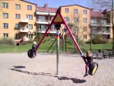 Viggo och Helmer på lekplatsen i Tunabackar