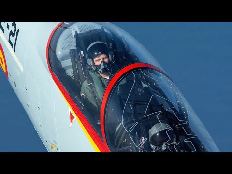 El Rey de España vuela en un avión Pilatus PC-21 (E.27) de la Patrulla Águila  del Ejercito del Aire